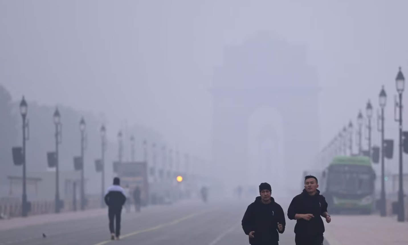 Delhi Weather Update- Dense Fog to Persist with Possible Rain Next Week