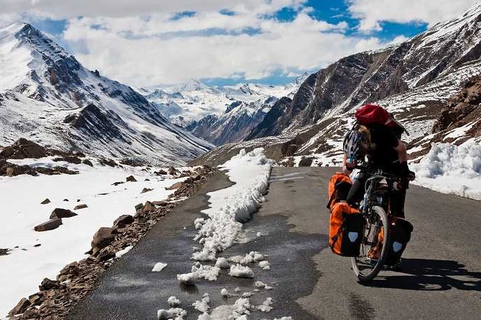15 Iconic Road Trips in India You Must Experience At Least Once in Your Life